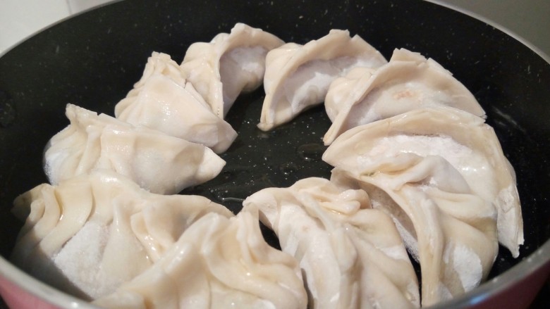 蛋抱韭菜饺子,饺子依次码在不粘锅里,放一点点油,先开小火煎,
