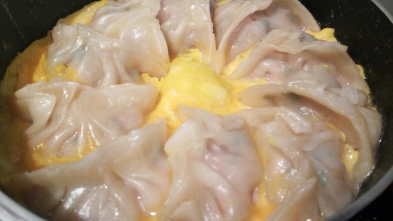 蛋抱韭菜饺子,打一个鸡蛋,把鸡蛋液放进去,就可以