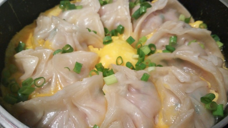 蛋抱韭菜饺子,鸡蛋液也熟了,撒点小葱提香。