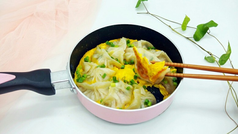蛋抱韭菜饺子,父子俩的早餐,还泡了一碗紫菜汤。