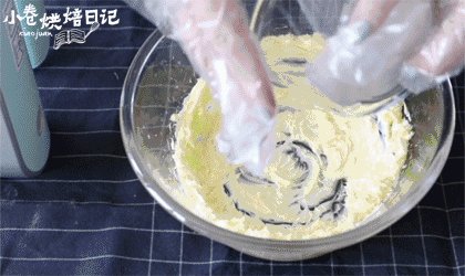 想换新口味?一把青葱带来的意外口感,一次性加入糖粉,打发至黄油颜色发白体积膨胀。