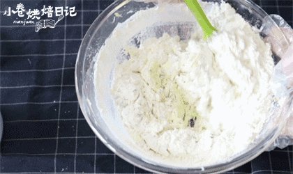 想换新口味？一把青葱带来的意外口感,筛入低筋面粉，用压拌的手法混合均匀无干粉即可，切记不要混合过度，以免在烤制时花纹消失。