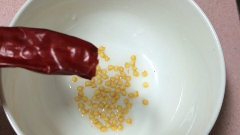 白灼菜芯,应该用青红椒丝,但是忘记买了,所以拿干辣椒代替点缀一下,这个辣椒不辣,用剪刀剪开尾部,里面的籽去掉