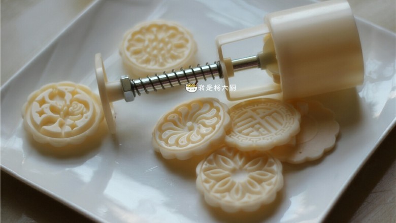 红薯/紫薯糯米糕,取一个月饼模具。网上有卖的,大概十多元一套