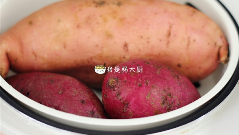 红薯/紫薯糯米糕,<a style='color:red;display:inline-block;' href='/shicai/ 2585'>红薯</a>和紫薯洗净,上锅蒸熟,稍微晾一下减少水汽