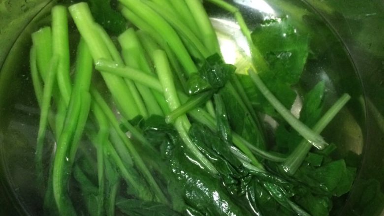 白灼菜芯,焯水不要太久,否则不脆不好吃