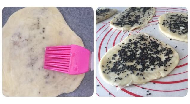 好吃酥脆的红糖烧饼,刷上糖<a style='color:red;display:inline-block;' href='/shicai/ 156925'>水</a>,撒上芝麻,为了防止芝麻掉,可以用手或者擀面杖再按压一下。