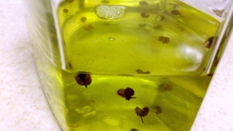 葱油,葱叶全部发黄,捞出葱叶和香料,装瓶