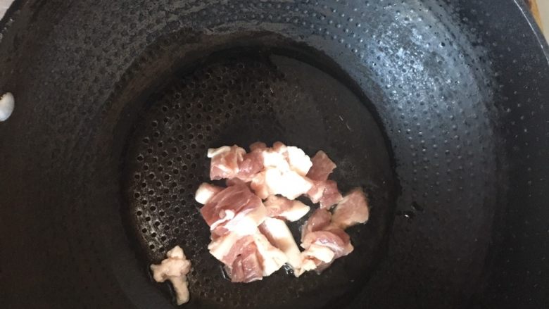 京味卤肉面,将肉(最好是五花肉)倒入锅中翻炒让肉下一些油,就比较香。