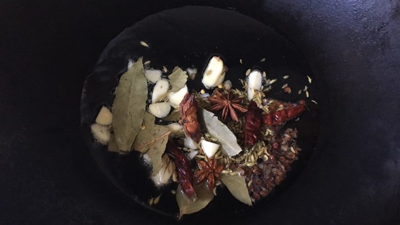 绝味鸭爪(卤鸭爪),在热锅冷油中倒入调料二,炒香