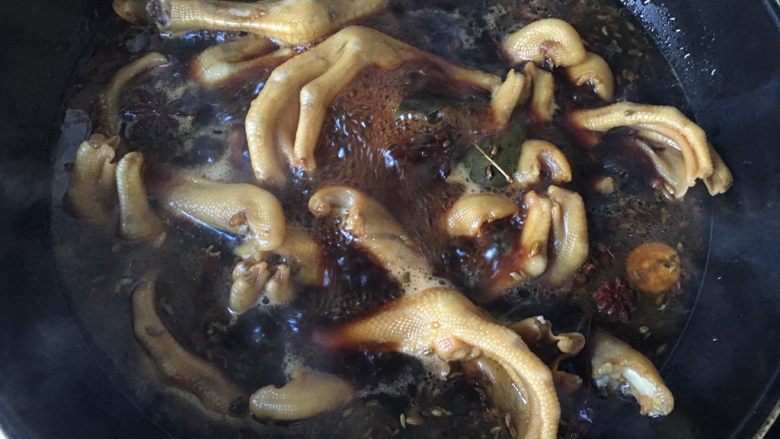 绝味鸭爪(卤鸭爪),大火煮开后煮40分钟,期间需要去翻动,不然上色不均,容易沾锅底,尝一下咸淡,根据需要加盐,然后转中小火