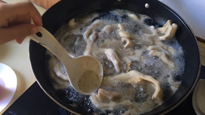 绝味鸭爪(卤鸭爪),待水开后,用勺子捞去泡沫