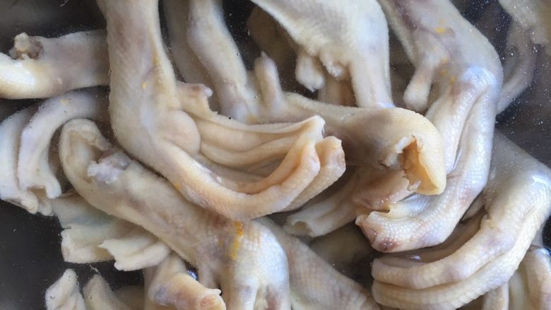 绝味鸭爪(卤鸭爪),血沫基本捞完后,关火,捞出鸭爪放入冷水了,这样吃起来的鸭爪更有嚼劲
