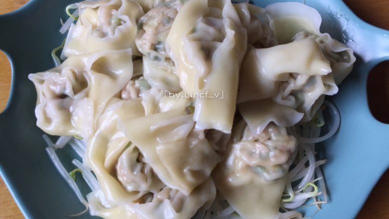 葱油拌馄饨,然后照样捞起,倒入装了豆芽的餐盘中