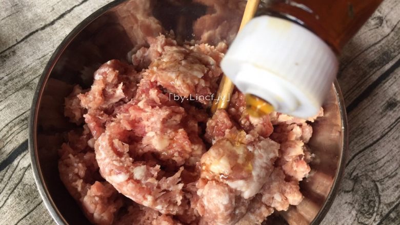 葱油拌馄饨,接着将肉沫倒入大碗中,加入1勺鱼露
