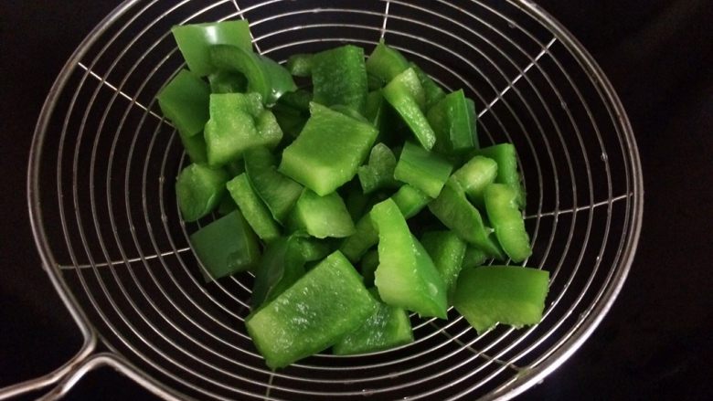 爆炒牛肉,入锅中开水焯水一下,马上捞起,焯水太久青椒就不会脆了,口感不好。