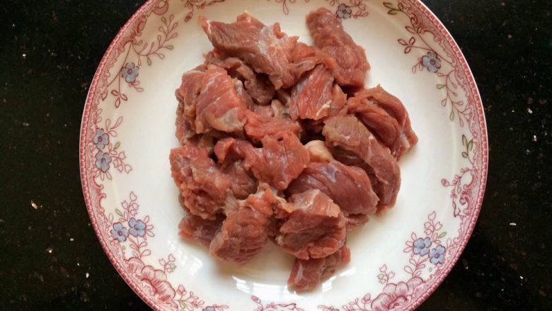 爆炒牛肉,牛肉一块洗干净,切好备用。