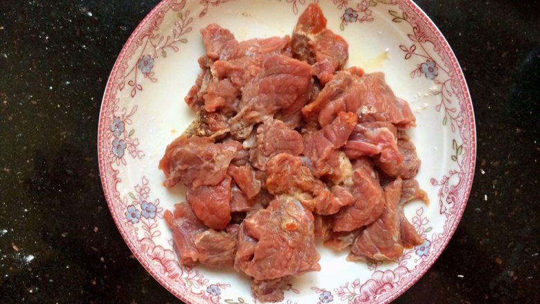 爆炒牛肉,抓匀,腌制15分钟。