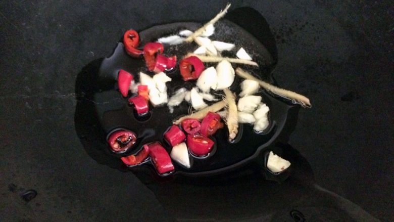 爆炒牛肉,锅里放适量食用油,加入蒜,姜丝,辣椒爆香。
