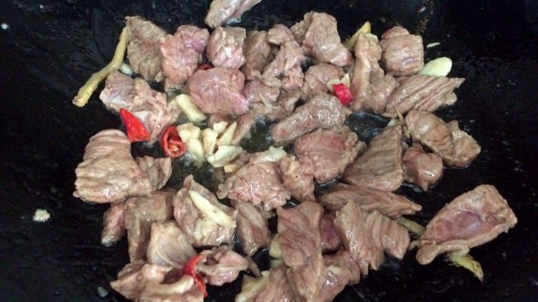 爆炒牛肉,炒牛肉一定要大火炒快炒,口感才不会柴。