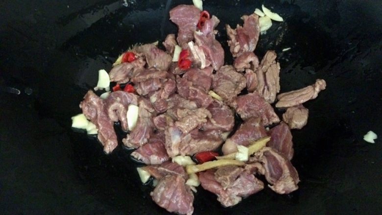 爆炒牛肉,加入牛肉。