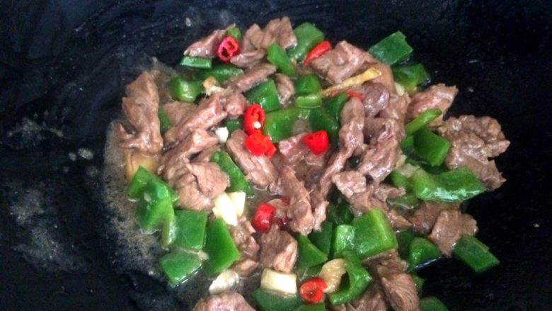 爆炒牛肉,放好调味料,大火翻炒片刻,装盘。