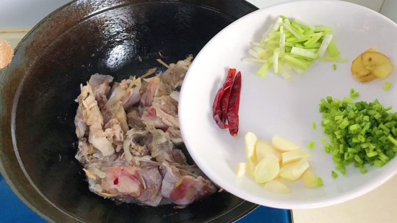 干锅鱼头,除了葱花，其他配料都铺在鱼头上