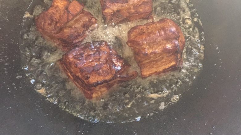 梅菜扣肉,炸成金黄色