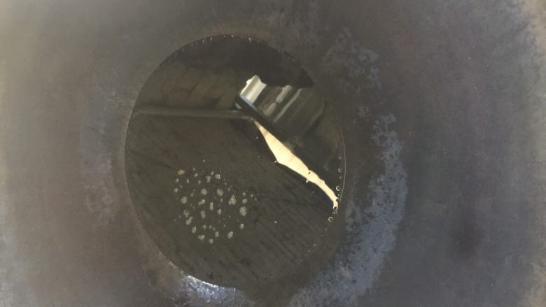 梅菜扣肉,锅中多倒些油,等油冒烟时把肉放进去,这步油溅得厉害没拍