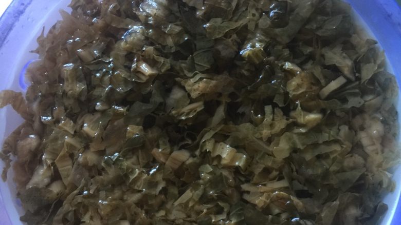 梅菜扣肉,首先把梅菜干提前用清水浸泡到没用咸味,切碎洗干净,备用