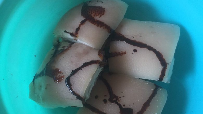 梅菜扣肉,加入适量老抽