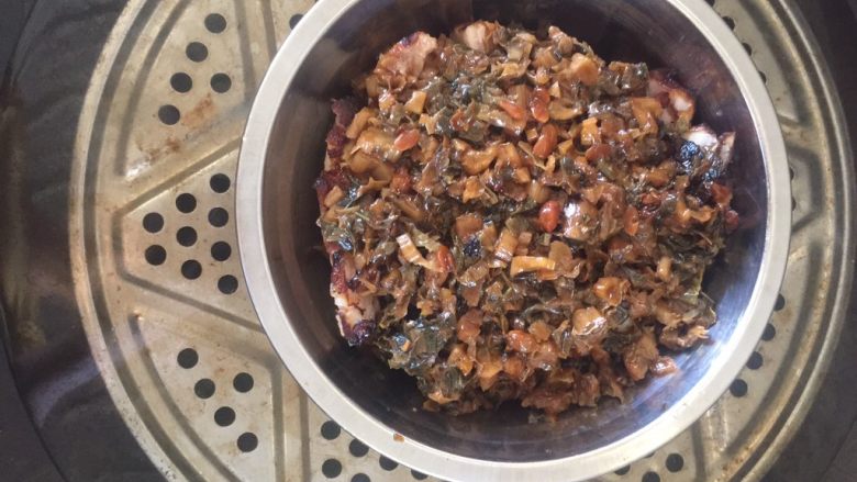 梅菜扣肉,锅内倒水上锅蒸一个小时,中间水干了要加水