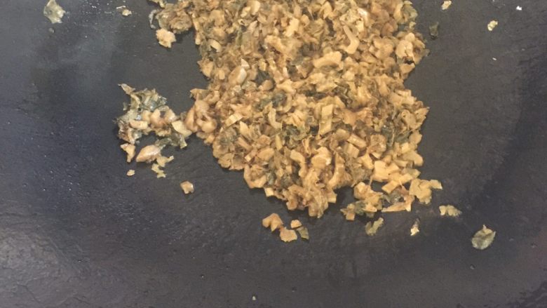 梅菜扣肉,锅中倒少许油,把梅菜倒进去翻炒