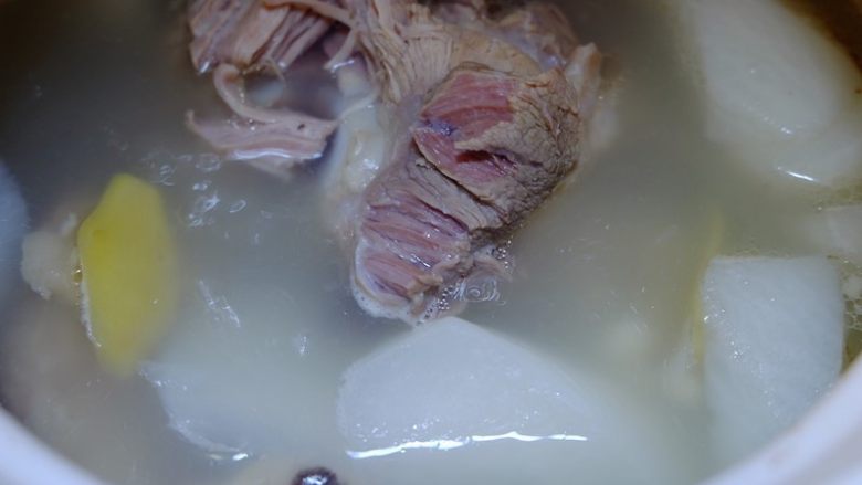 薏米萝卜大骨汤,煲两小时的骨汤:汤白色清,美味鲜甜