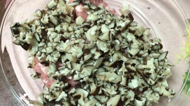 香煎香菇肉饼,焯水后的香菇捞起控干水分,剁成碎丁放入肉馅中