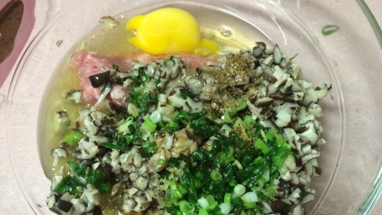 香煎香菇肉饼,打入一个鸡蛋,开始想用两个,中途发现一个足够用了