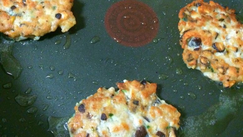 香煎香菇肉饼,一面定型后翻面继续煎另一面,煎至两面金黄,大约10分钟就熟了