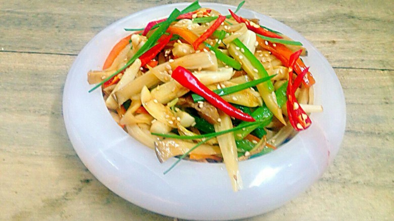 凉拌手撕杏鲍菇,装盘,撒点<a style='color:red;display:inline-block;' href='/shicai/ 141765'>熟芝麻</a>味道更好