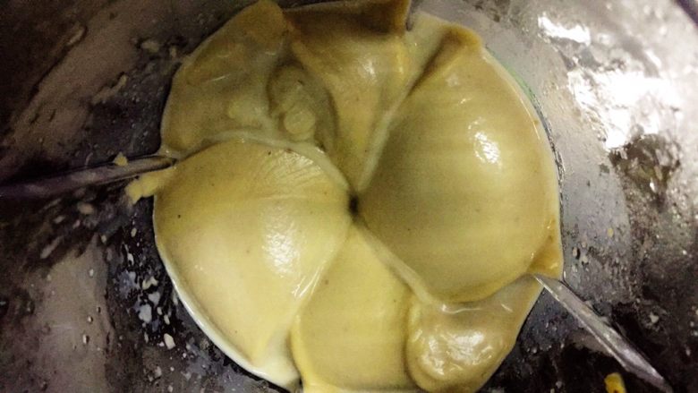 木糖醇栗子蓉月饼,栗子提前2小时煮熟,沥水,放进搅拌机里,然后放170g<a style='color:red;display:inline-block;' href='/shicai/ 219'>牛奶</a>,搅拌成糊,