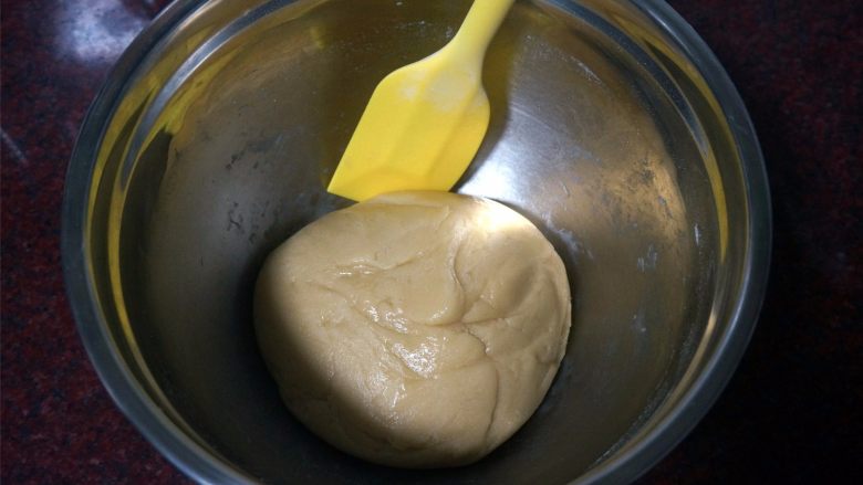 50克广式红豆蓉月饼,拌至无干粉状态,封上保鲜膜,静置30分钟左右再接着操作。