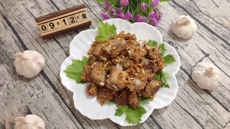 蒜香排骨,先来看看成品图,闻闻蒜香味。