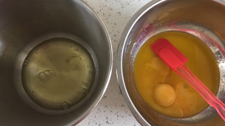 贝壳蛋糕,蛋清分离,蛋黄加入黄油中。