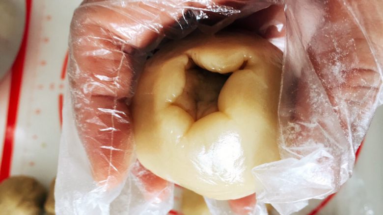 木糖醇栗子蓉月饼,封口抹平,月饼就包好了