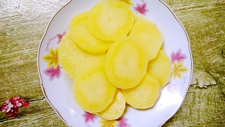 香辣土豆片,捞起来,沥干水分