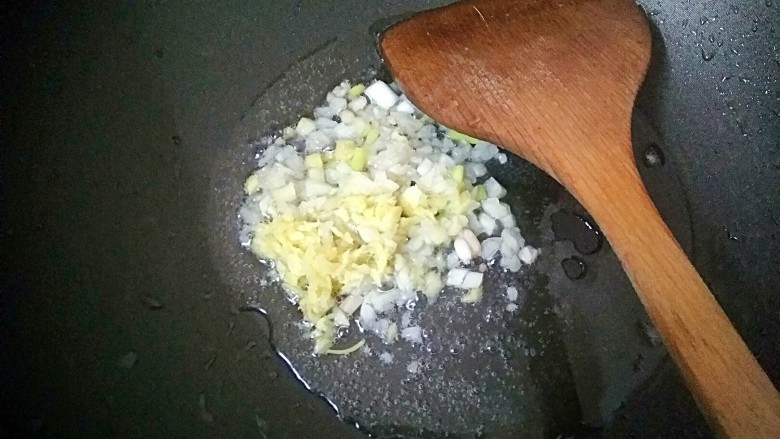 香辣土豆片,锅里再次烧热,倒入姜葱蒜爆香