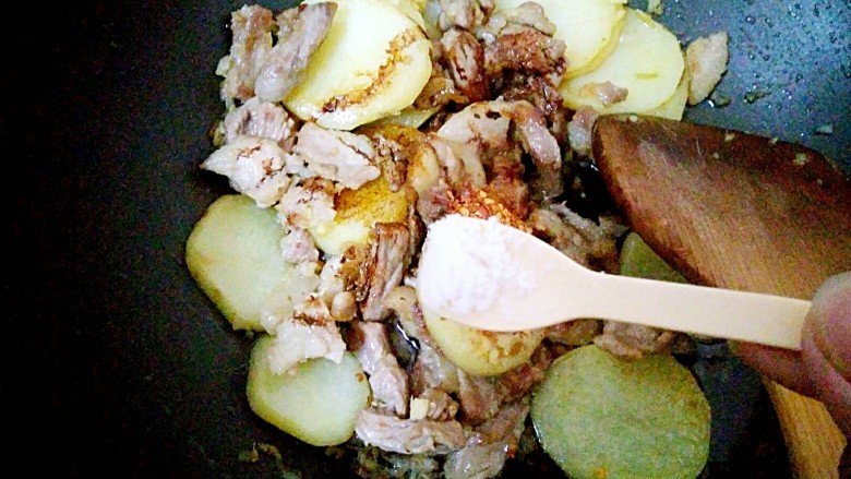 香辣土豆片,1克盐,翻炒均匀即可出锅啦