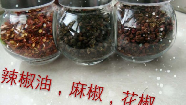 水煮牛肉,准备辣椒，绿胡椒，<a style='color:red;display:inline-block;' href='/shicai/ 134360'>红胡椒</a>