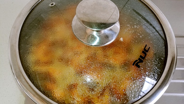 油焖大虾,盖上锅盖,中火进行煮制。