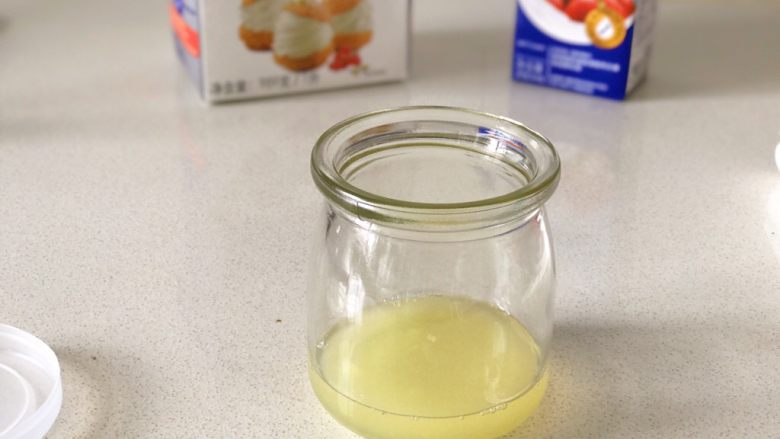 自制酸奶油,將30毫升鮮檸檬汁直接擠在小瓶子里,注意這個小瓶子一定要能裝下200毫升<a style='color:red;display:inline-block;' href='/shicai/ 8197'>淡奶油</a>哦