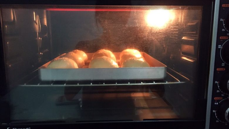 原味餐包,放入预热好的烤箱中,上火120度,下火150度,中层20分钟(上色满意后加盖锡纸直至烤完)